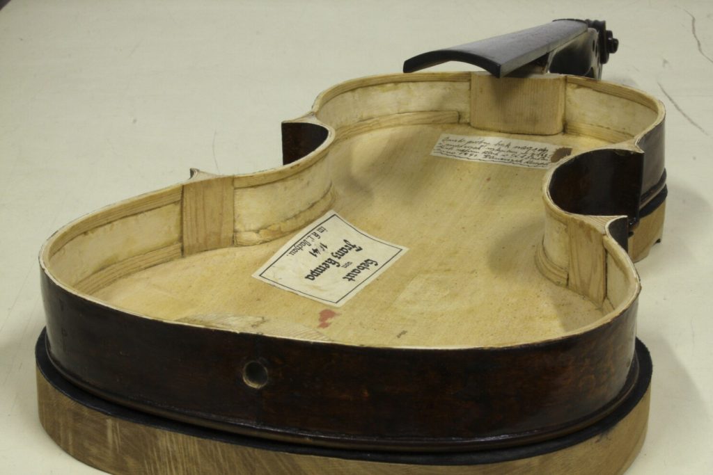 Un message caché dans un violon construit à Dachau retrouvé au bout de 80 ans Un message caché dans un violon construit à Dachau retrouvé au bout de 80 ans
