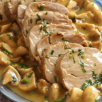 Rôti tendre nappé de sauce crémeuse aux champignons dans une cocotte