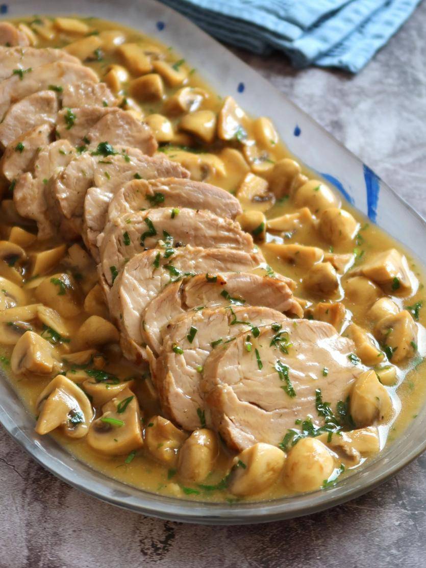 Rôti tendre nappé de sauce crémeuse aux champignons dans une cocotte